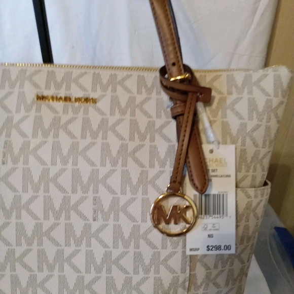 Michael Kors Jet Set MD Saffiano Leather Tote Handbag In VANILLA/LUGG - Picture 3 of 14